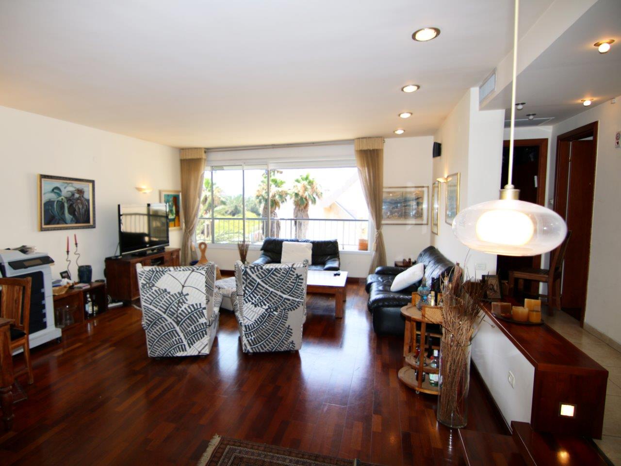 6 Room Apartment in Lamed